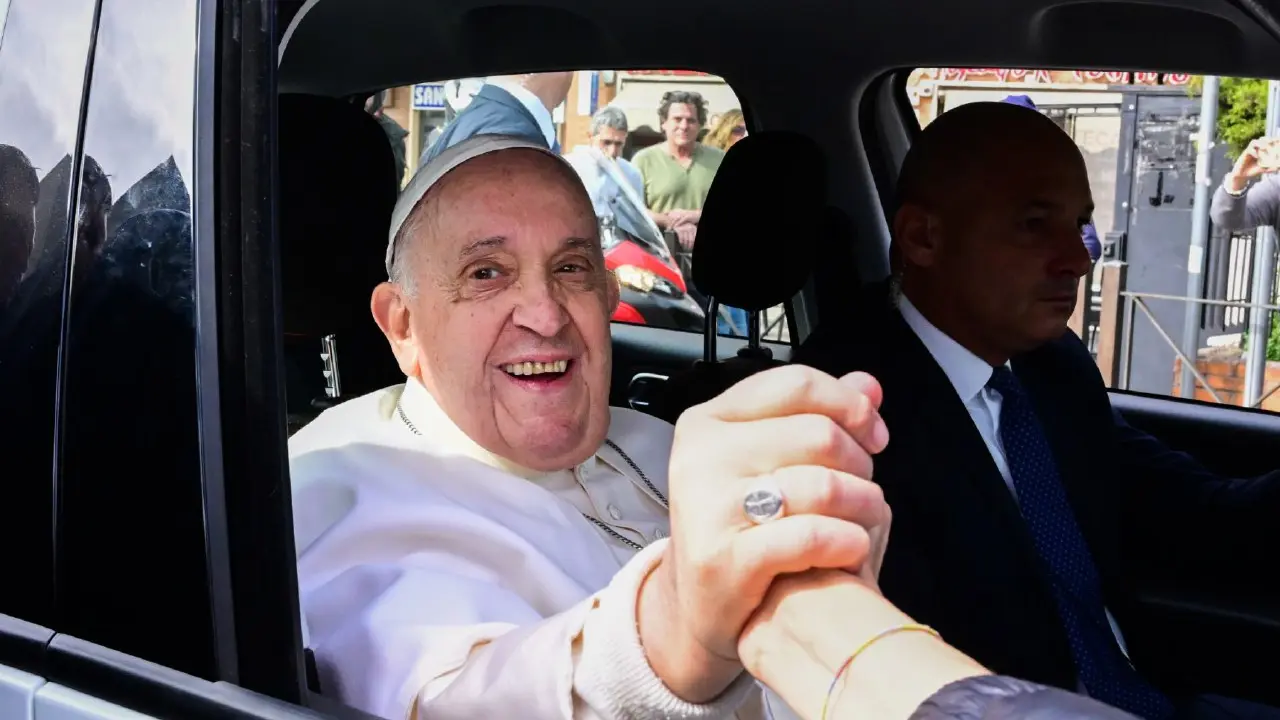 El papa Francisco sale del hospital Gemelli en Roma, Italia. / RR.SS.
