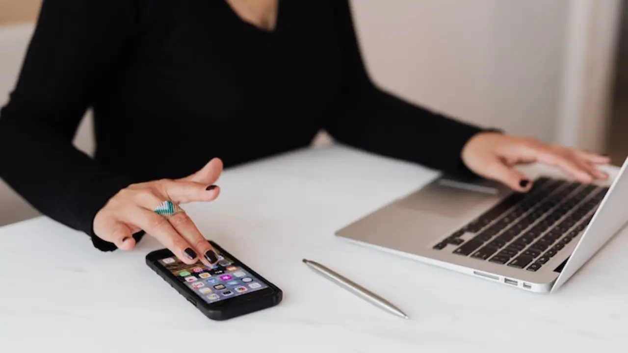 Mujer con teléfono. / Karolina Grabowska en Pexels