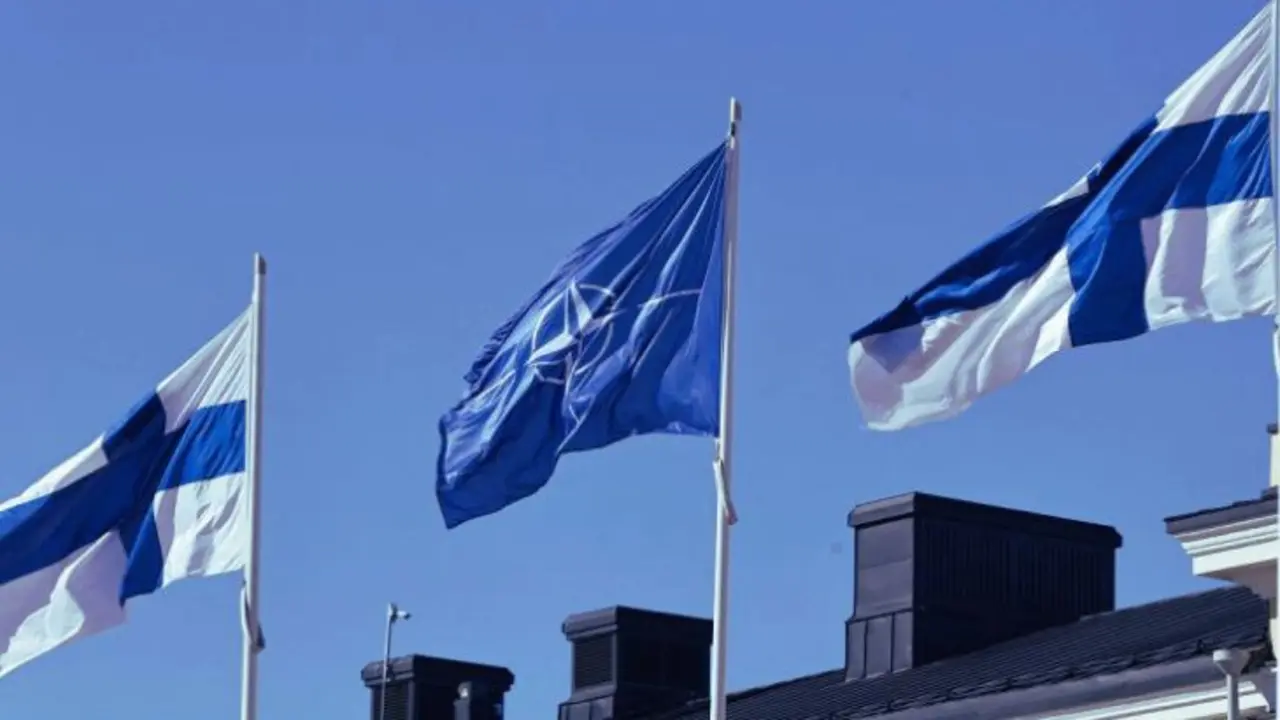 Banderas de la OTAN y Finlandia. / RR SS.