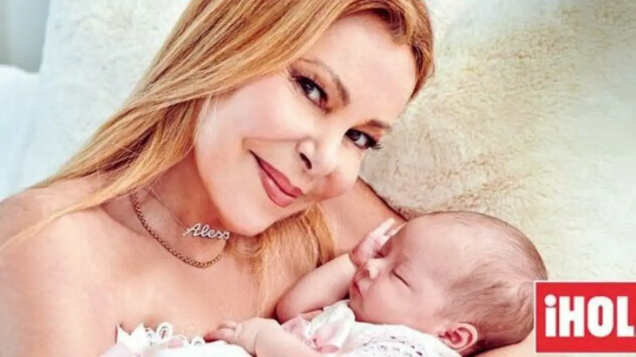 Ana Obreg&oacute;n, presentadora, junto a su hija-nieta Ana Sandra. / @holacom.