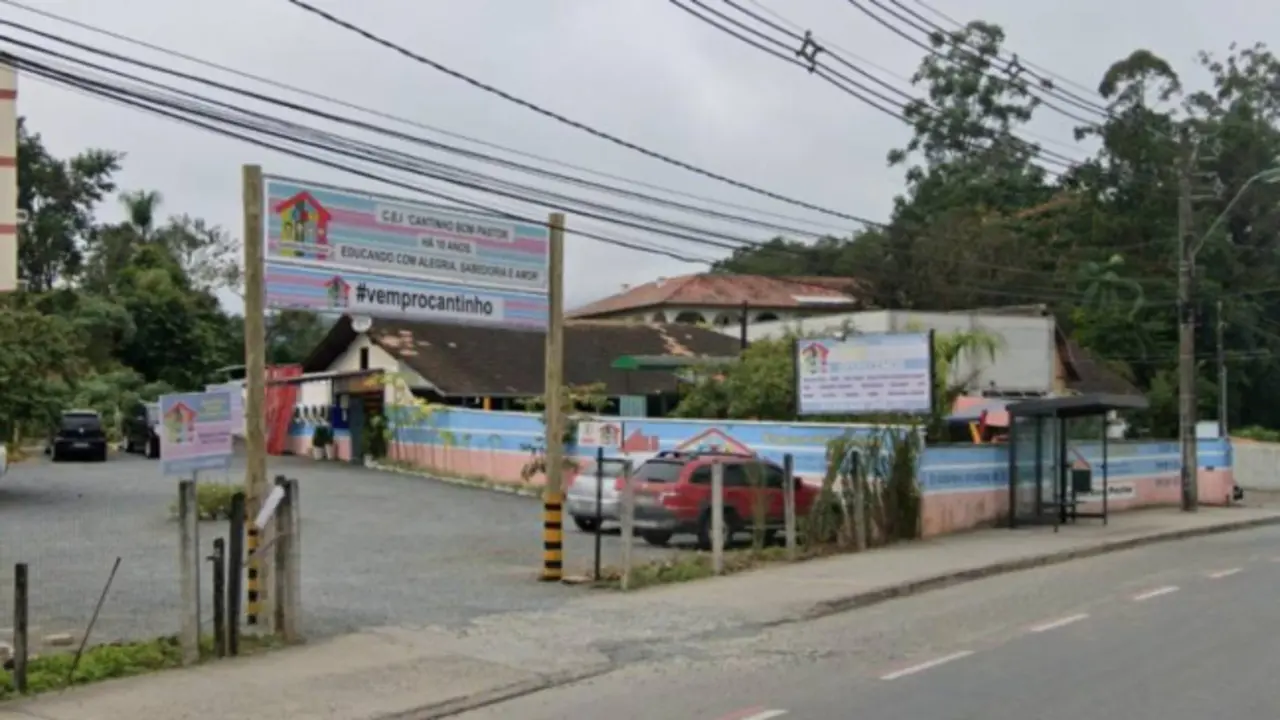 Entrada de la guarder&iacute;a Cantinho Bom en Blumenau (Brasil). / Captura de pantalla.