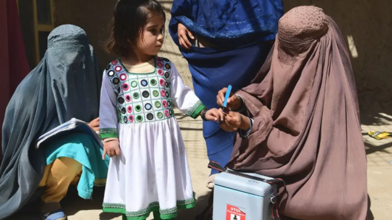 Una ni&ntilde;a recibe la vacuna contra la polio en Kandahar, Afganist&aacute;n / UNICEF