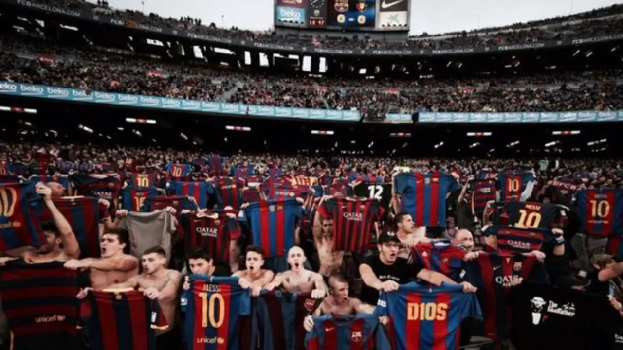 Seguidores azulgranas pidiendo la vuelta de Leo Messi. / @Somhiseremfcb