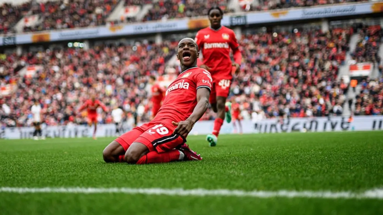 Diaby, delantero del Bayer celebra en casa. @bayer04_es