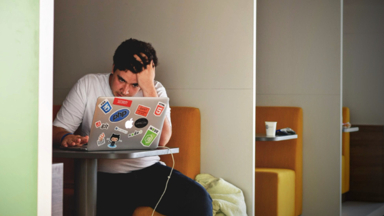 Hombre visiblemente estresado / Tim Gouw, en Pexels.
