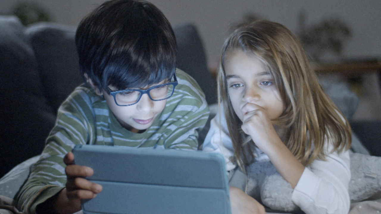 Ni&ntilde;os con una tablet. / Kampus Production, en Pexels.