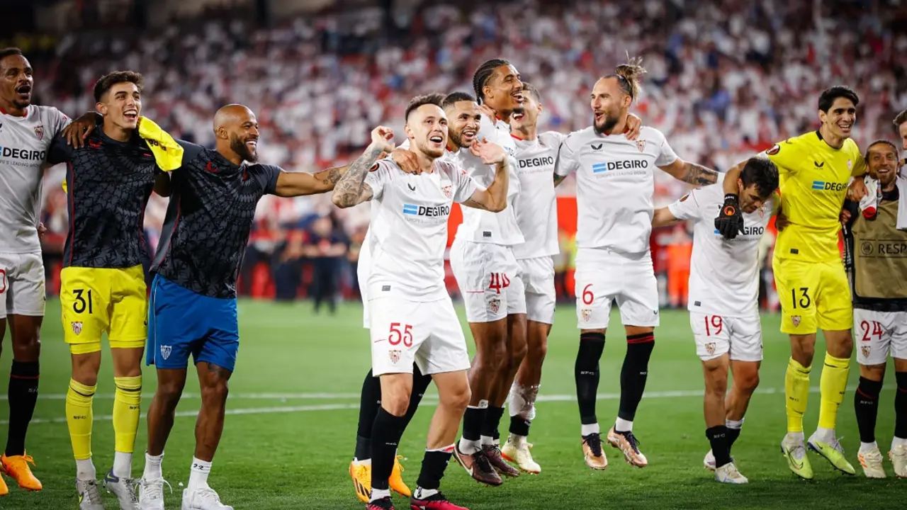 Sevilla celebra en su casa el pase a semifinal de Europa League. @SevillaFC