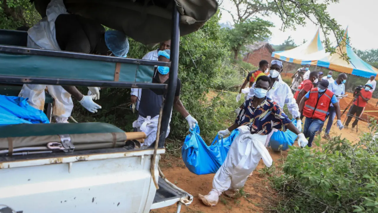Forenses transportando los cad&aacute;veres encontrados en una fosa com&uacute;n en Kenia. / RR SS.