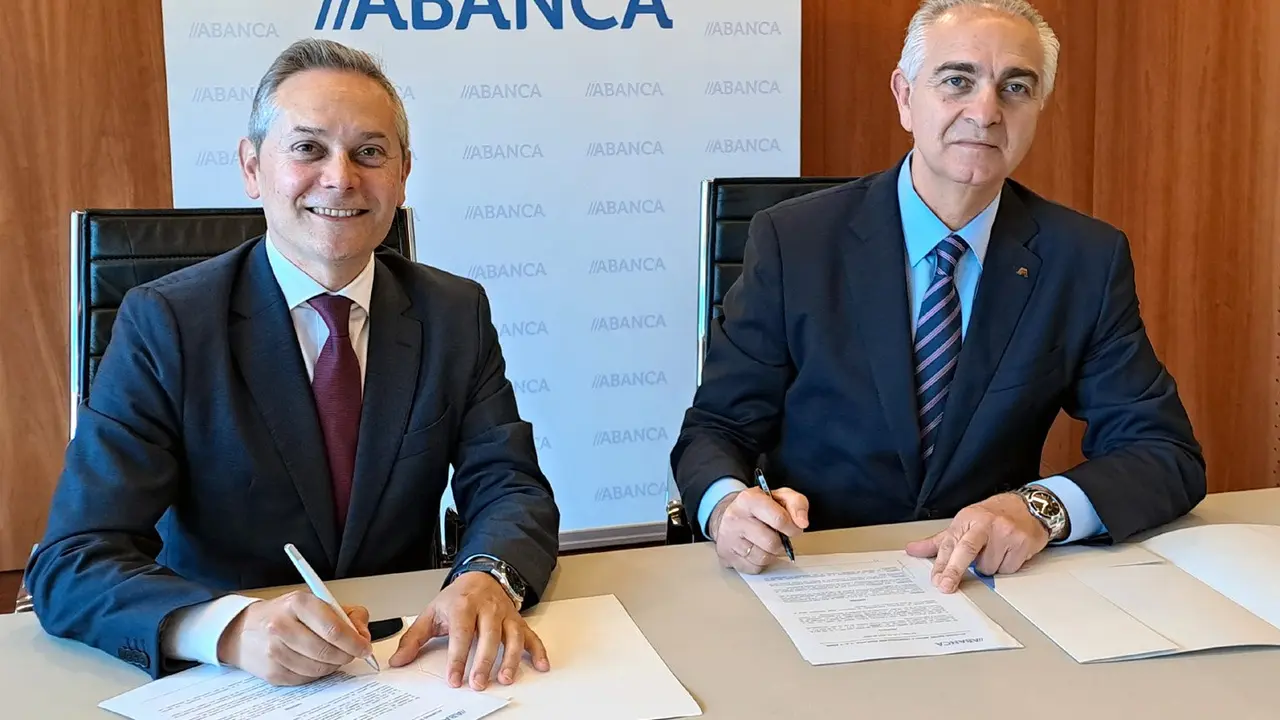 Enrique Mall&oacute;n y Lino Comesa&ntilde;a (derecha), en el momento de la firma del acuerdo. / Mundiario