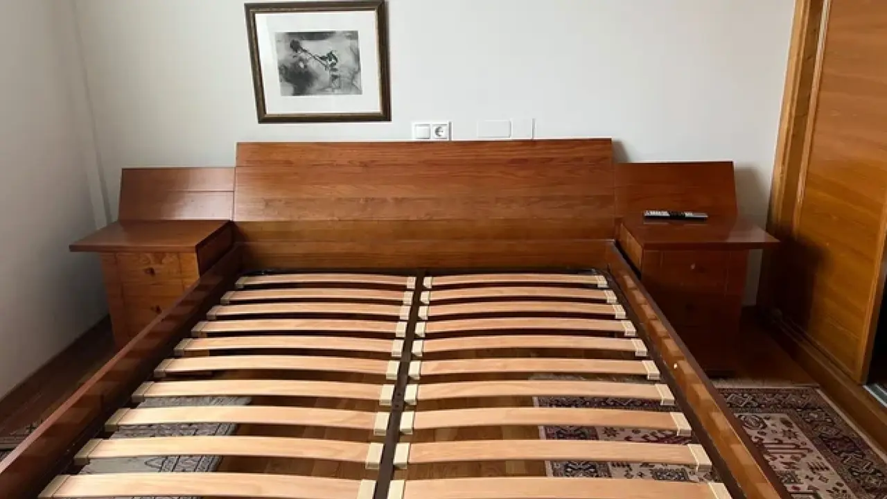 Cama y mesitas de madera maciza de la marca Cerne, a la venta en Wallapop. / Mundiario