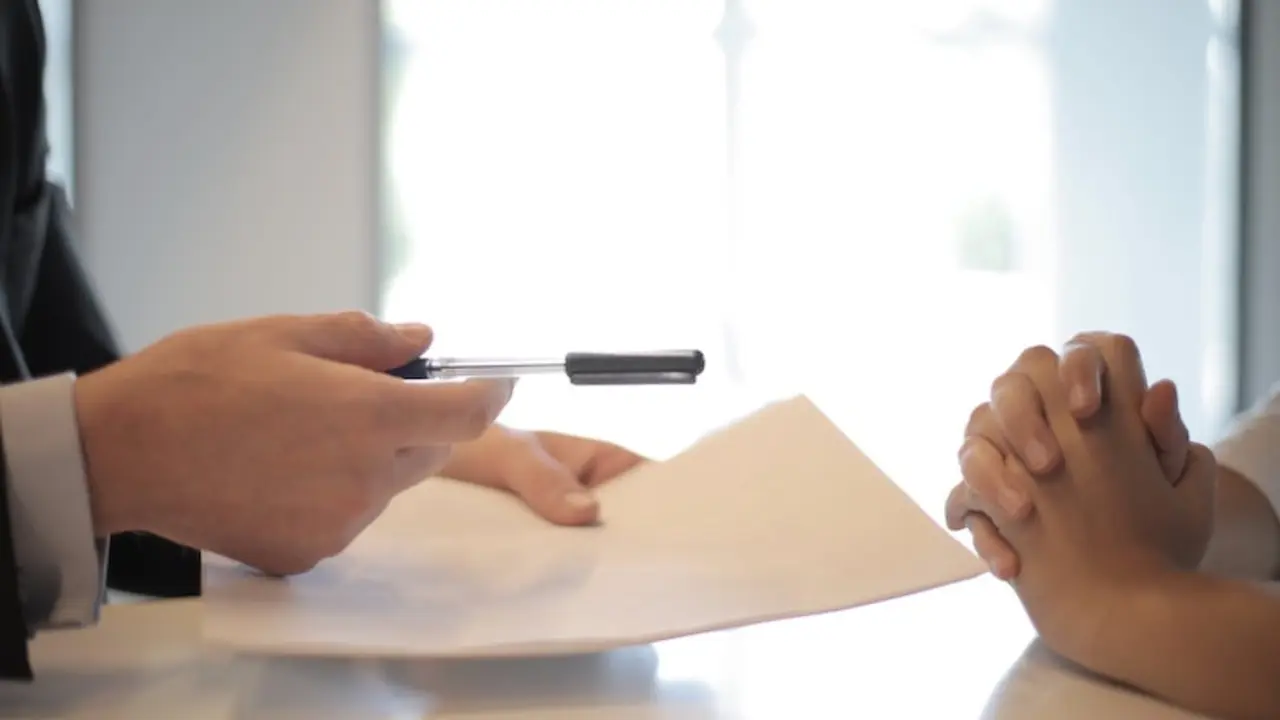 Firma de un préstamo. / Andrea Piacquadio en Pexels