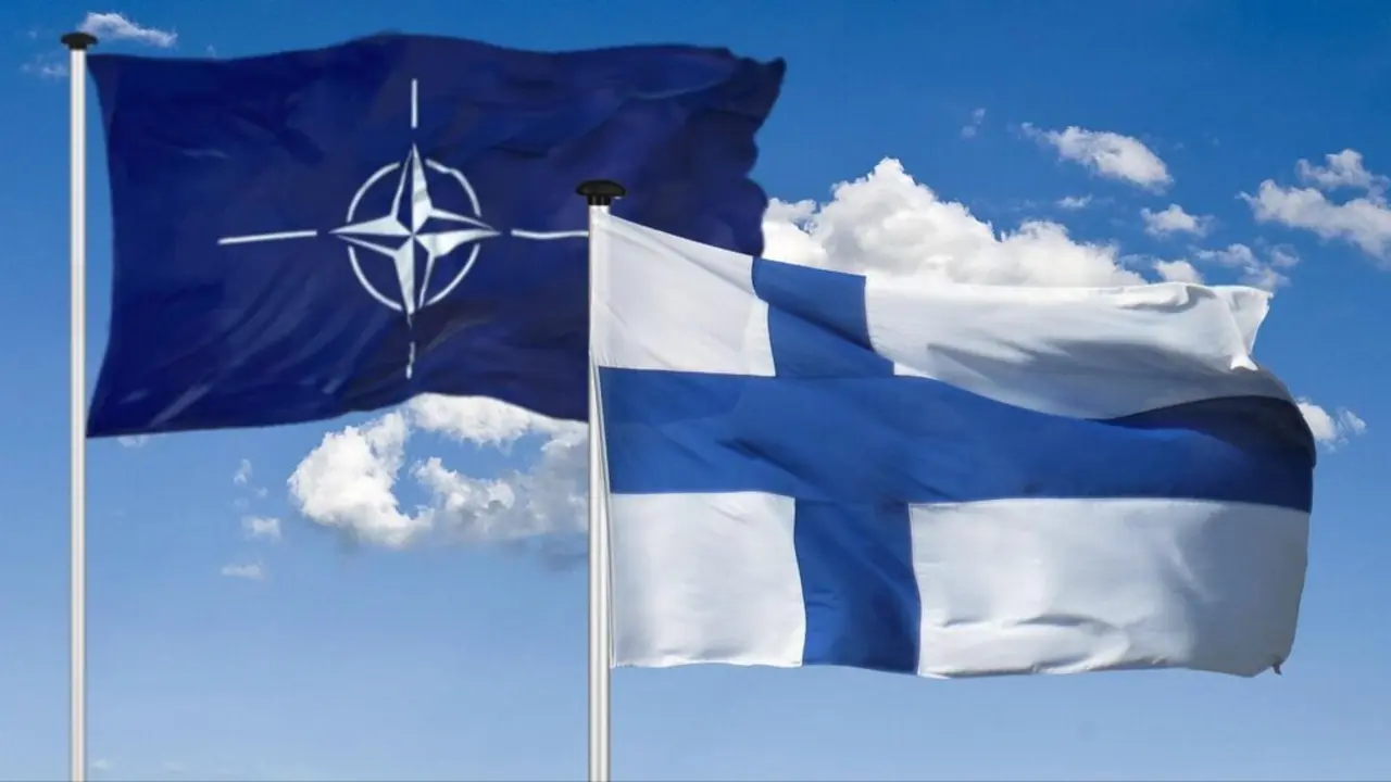 Banderas de la OTAN y de Finlandia. / Mundiario