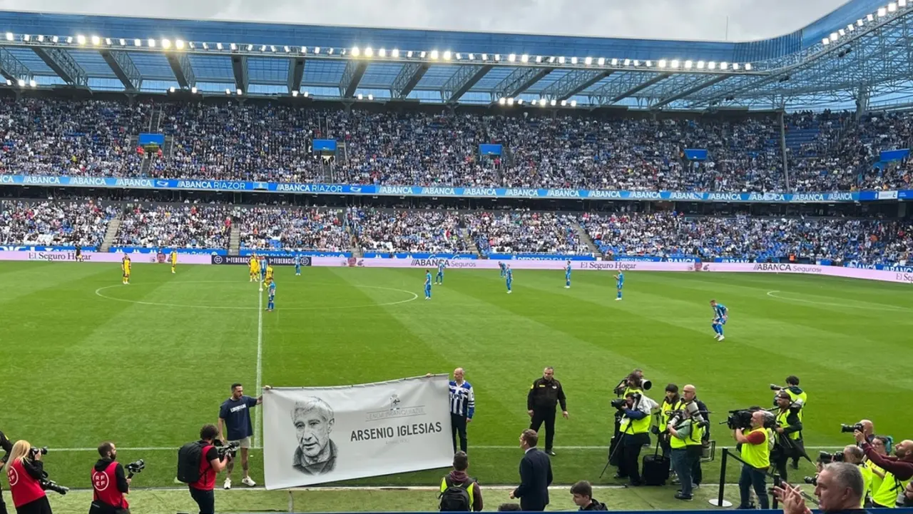 Una pancarta dedicada a Arsenio Iglesias en los actos de homenaje celebrados en Riazor. / Mundiario