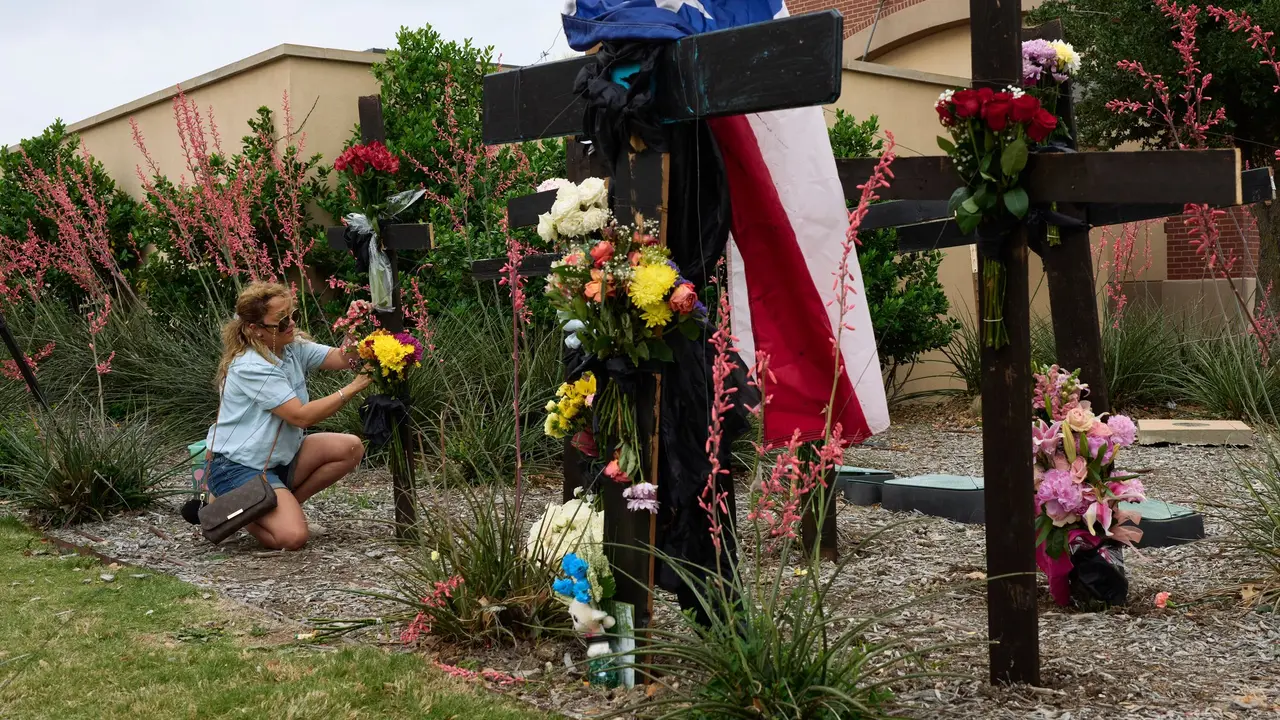 Homenaje a las v&iacute;ctimas del tiroteo en el centro comercial de Allen, Texas. / RR.SS.
