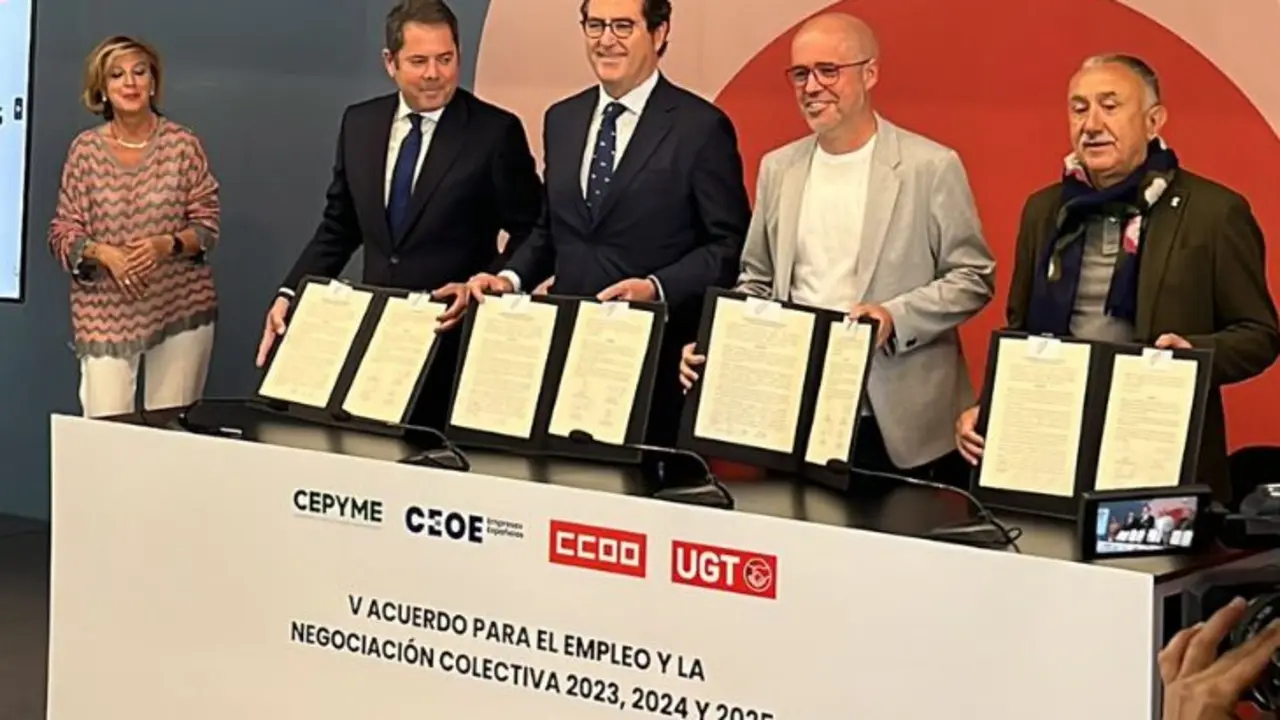 Firma de los acuerdos. / @UGT_Comunica.