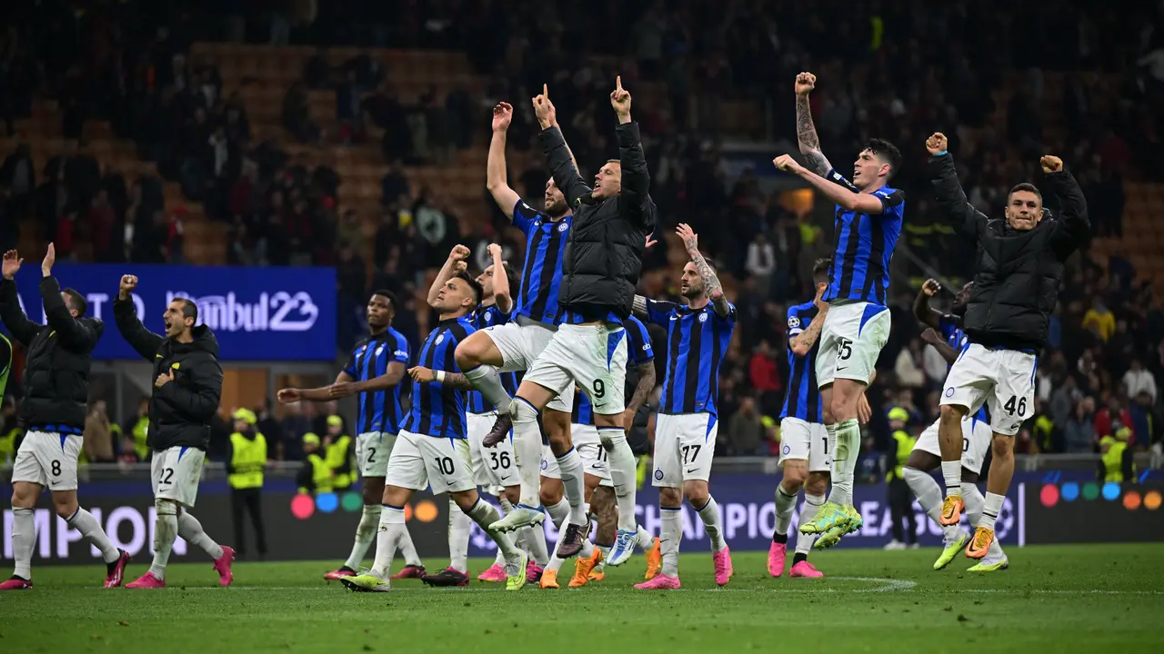 Jugadores interistas celebrando la victoria en el Giuseppe Meazza. / @Inter