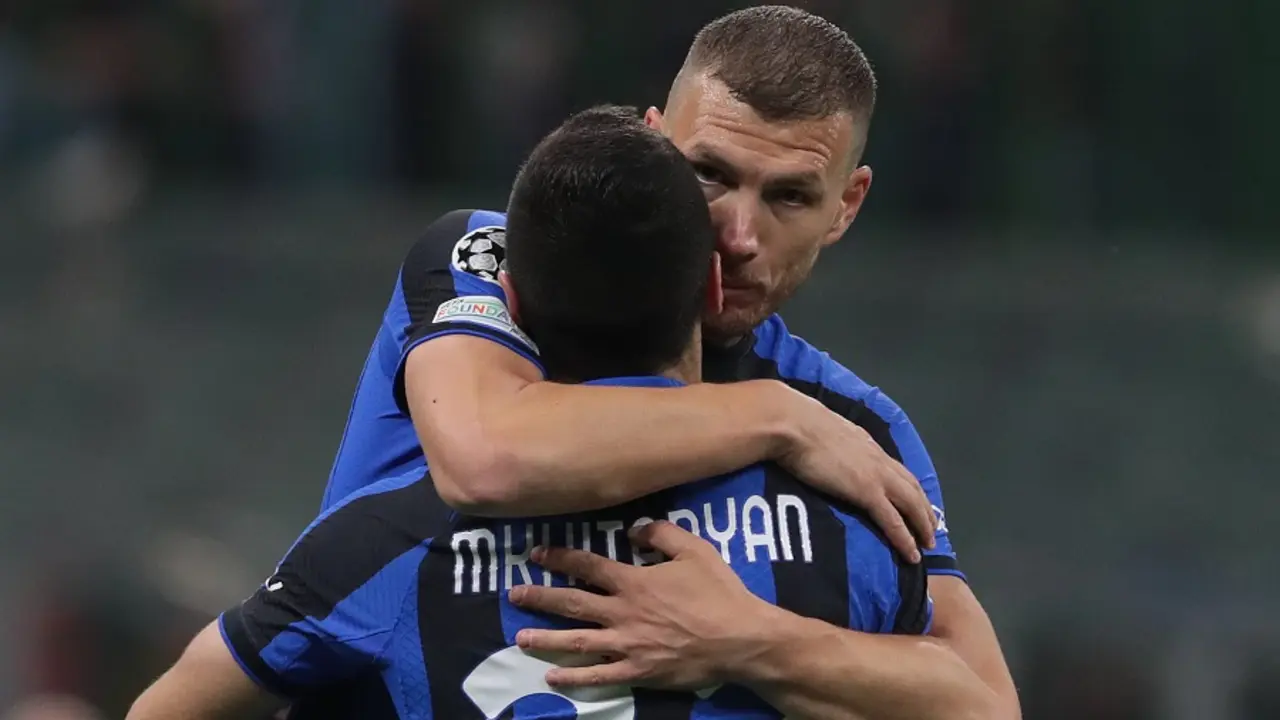 Edin Dzeko se abraza con Mjitari&aacute;n. @Inter
