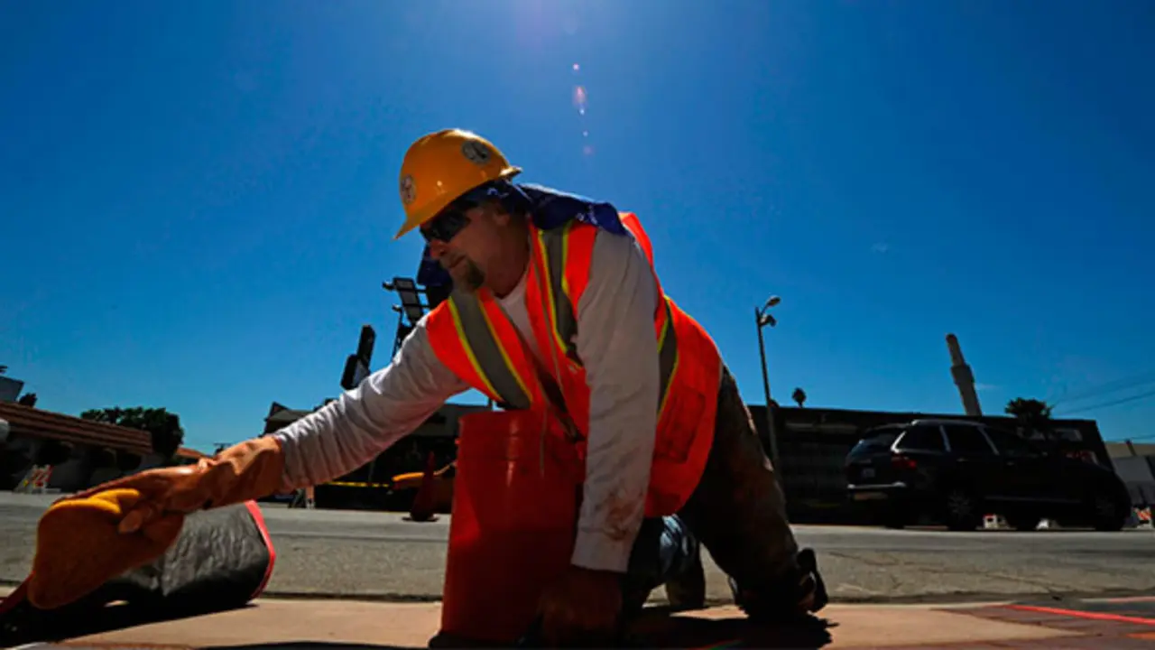Trabajador bajo el sol. / RR SS.