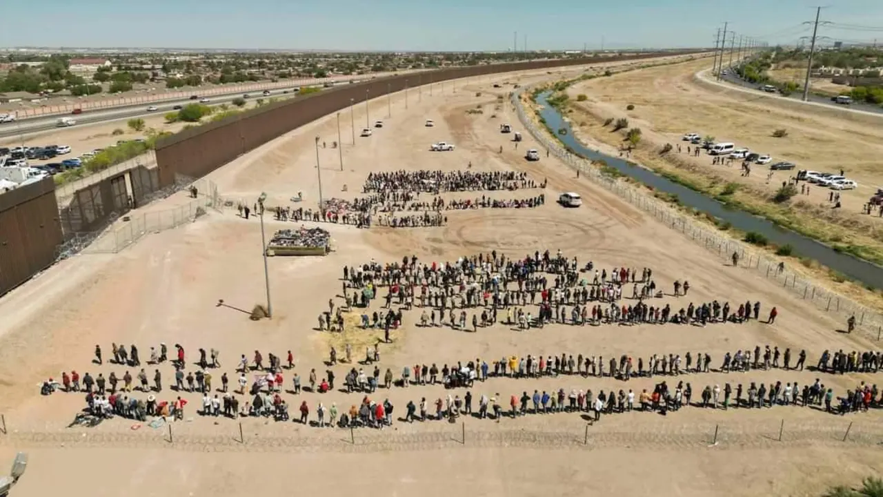Migrantes en la frontera entre EE UU y M&eacute;xico. / RR.SS.