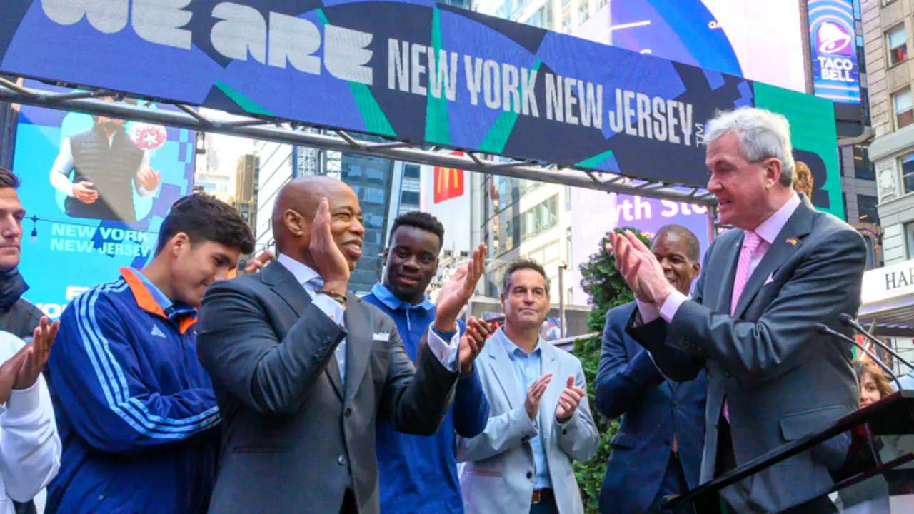 El gobernador de Nueva Jersey Phil Murphy l (derecha) y el alcalde de Nueva York Eric Adams aplauden en un evento de lanzamiento de los partidos que se jugar&aacute;n en el MetLife Stadium en las afueras de Nueva York durante el Mundial 2026.  / Enrique Shore