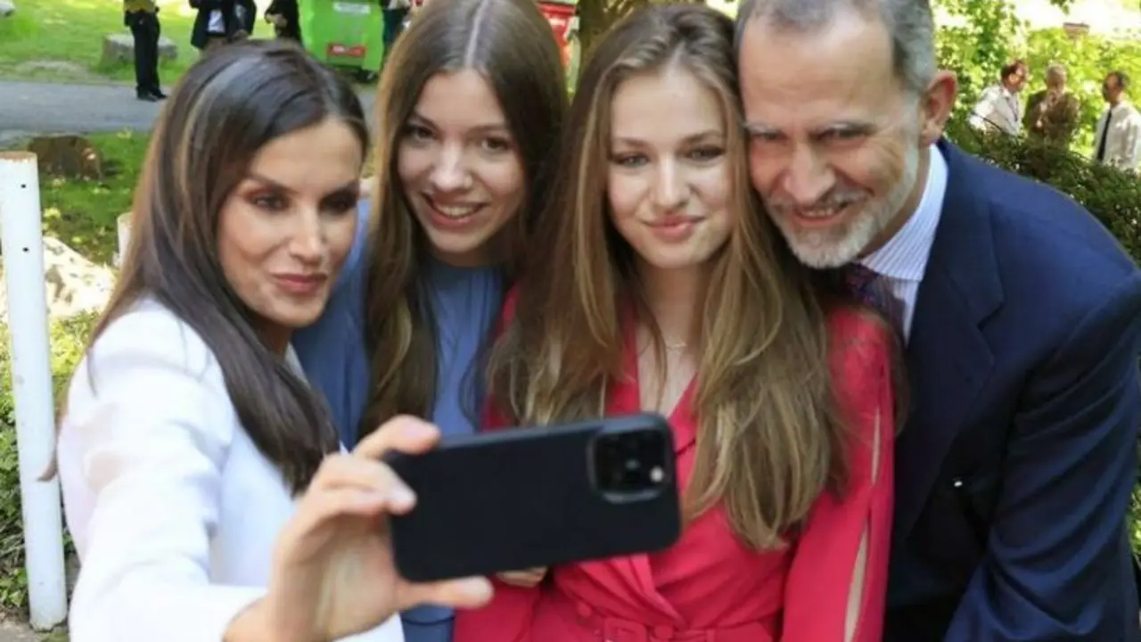 Reyes Felipe VI y Letizia junto a sus hijas, la princesa Leonor y la Infanta Sof&iacute;a. @CasaReal.