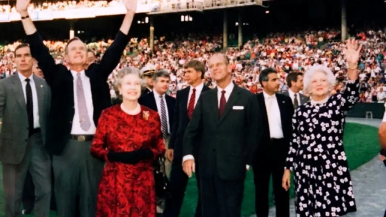 La reina Isabel II y el duque de Edimburgo junto al presidente George H. W. Bush y la primera dama Barbara Bush en una visita a EE UU en 1991. / RR SS