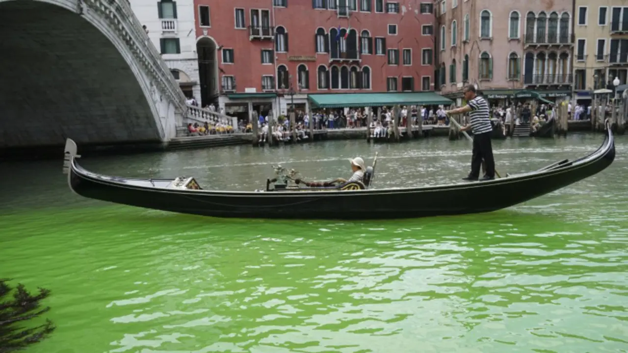 El agua del Gran Canal de Venecia se ti&ntilde;e de verde fluorescente. / Captura de pantalla