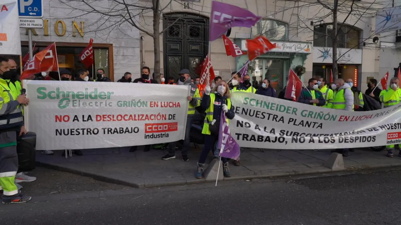 Plantilla Schneider Gri&ntilde;&oacute;n ante la embajada francesa.