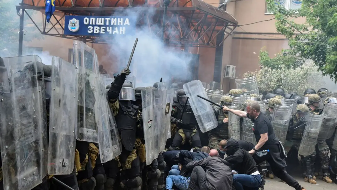 Enfrentamiento entre agentes de la KFOR de la OTAN y manifestantes serbios en Kosovo. / RR.SS.