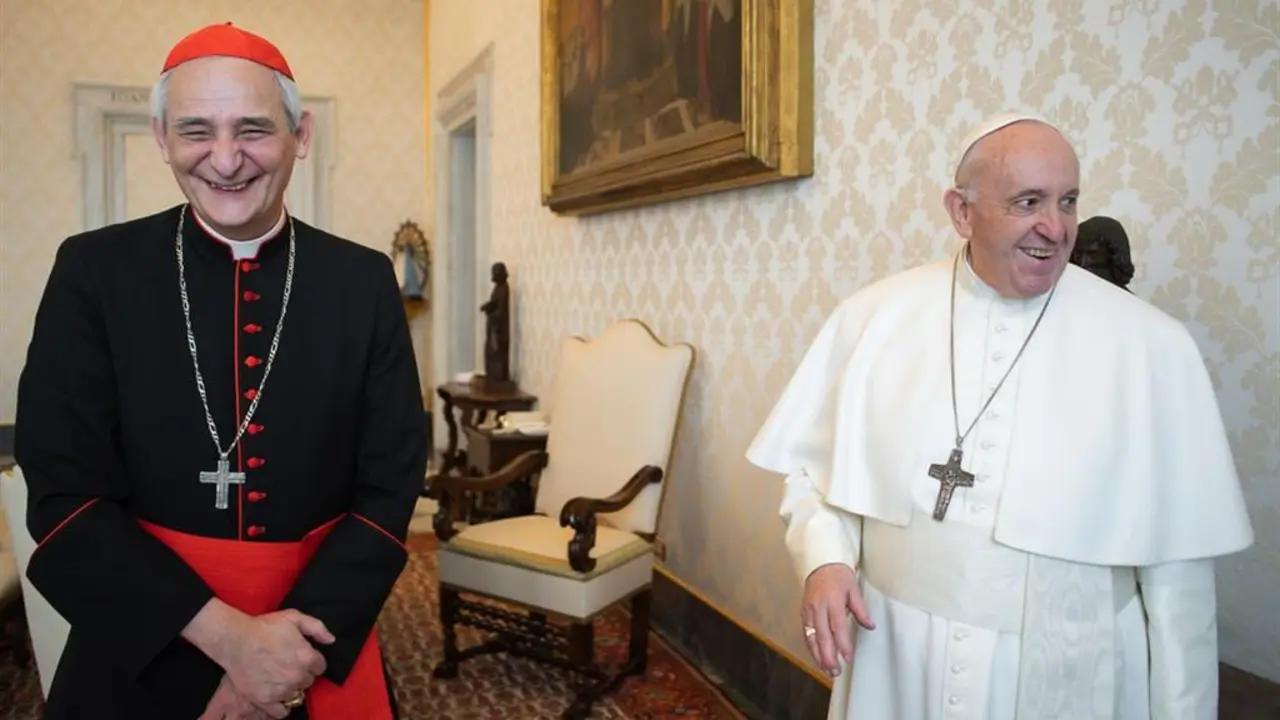 Cardenal Matteo Zuppi y el papa Francisco. / RR.SS.