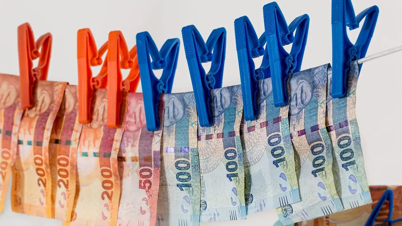 Billetes en un tendedero. / Pixabay