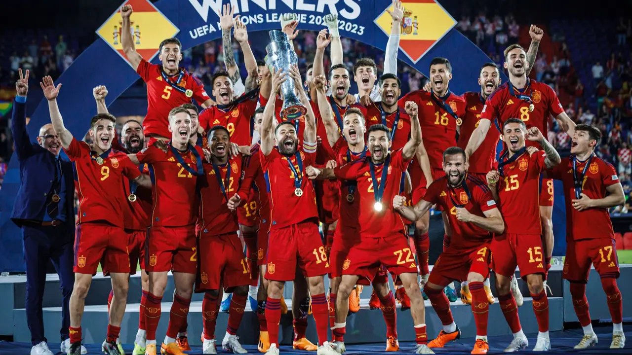 Espa&ntilde;a levantando la Nations League de 2023. / @SEFutbol
