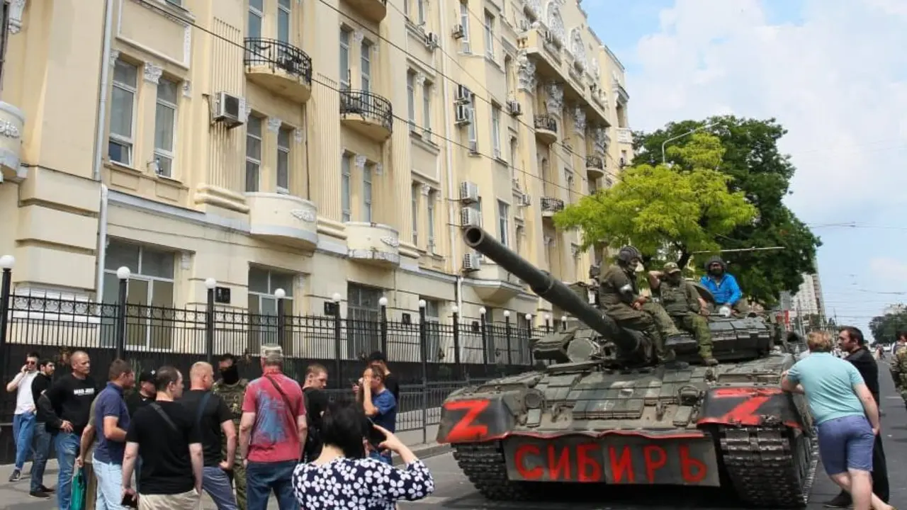 Un tanque de Wagner junto a varios civiles. / RR SS