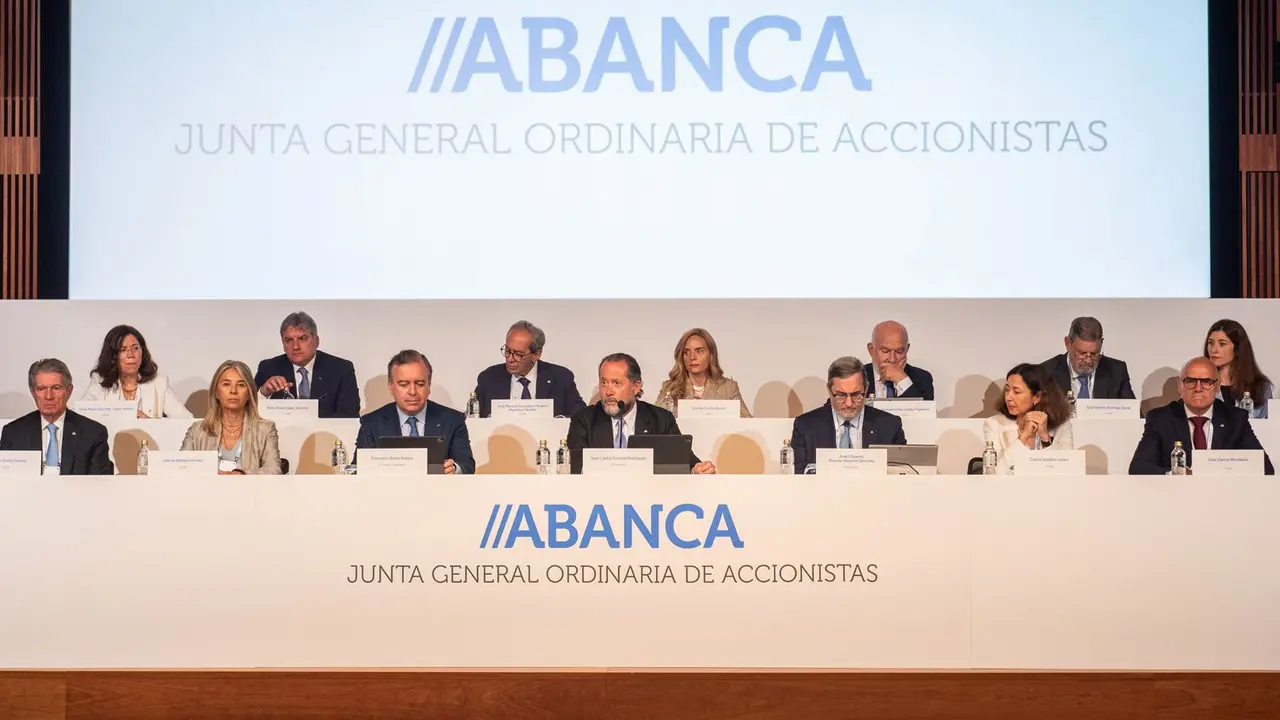 El consejo de administración de Abanca, en la junta general de accionistas. / Mundiario