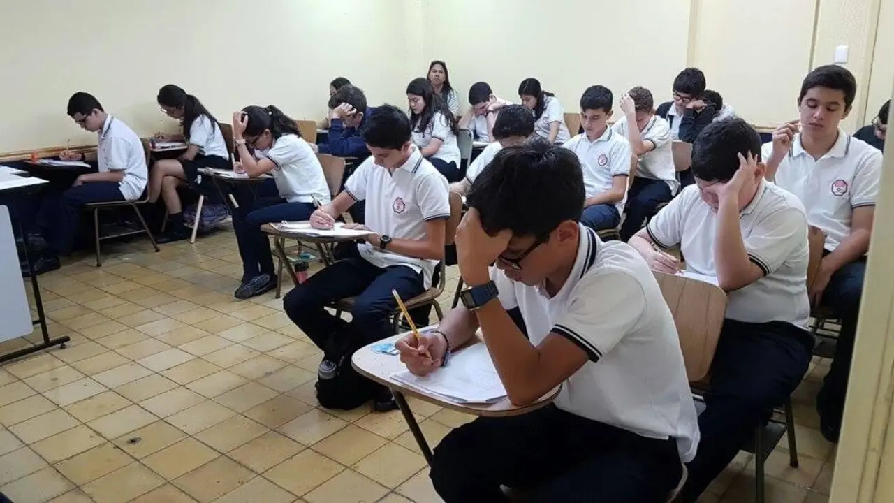Estudiantes./ RR SS