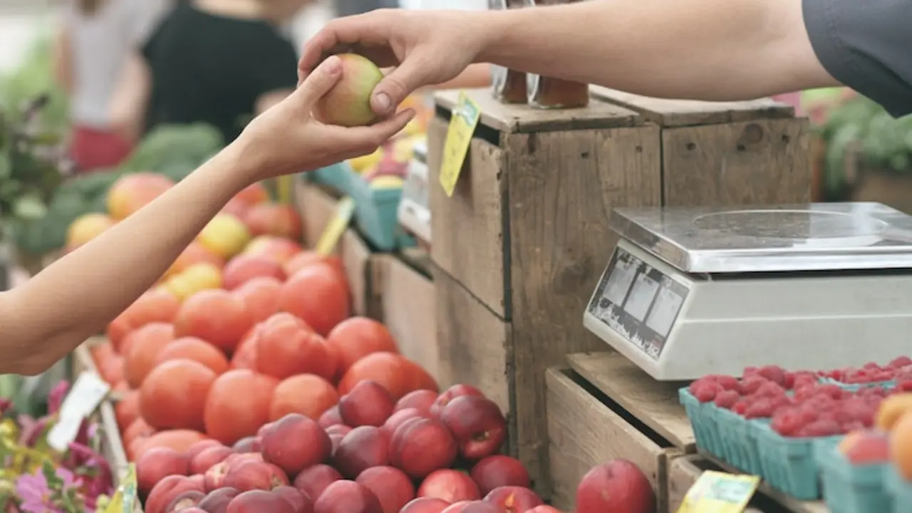 Un mercado de frutas. / Erik Scheel en Pexels