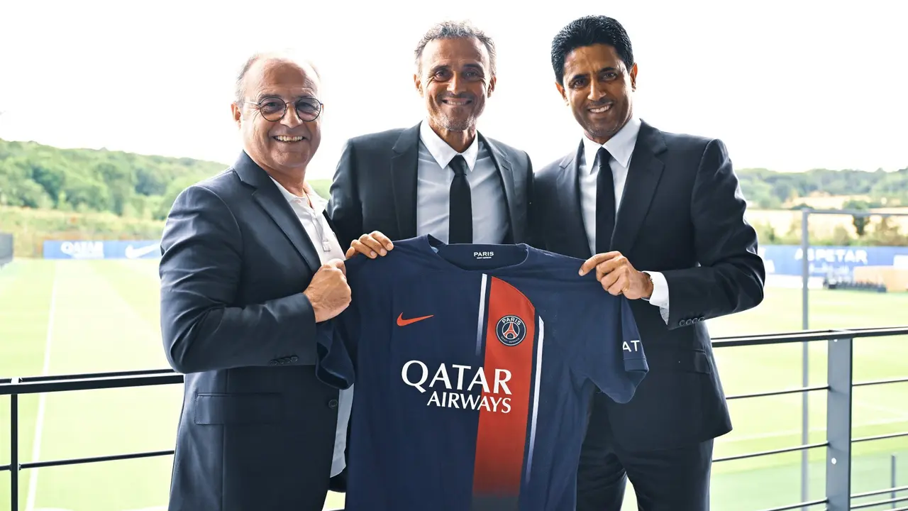 Luis Enrique junto a Luis Campos y Nasser Al- Khelaifi. /@PSG_espanol