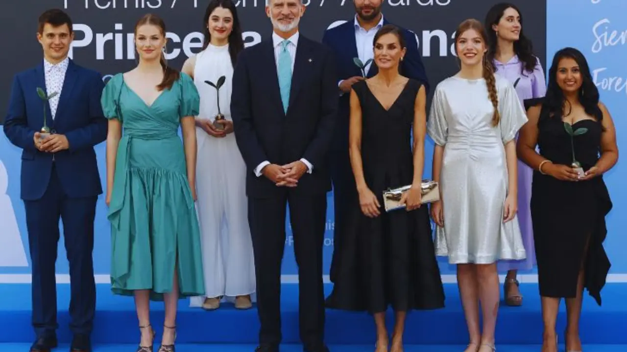 Los Reyes Felipe VI y Letizia, junto a sus hijas, la princesa Leonor y la Infanta Sof&iacute;a, y los ganadores del Premio Princesa de Girona. / @CasaReal.