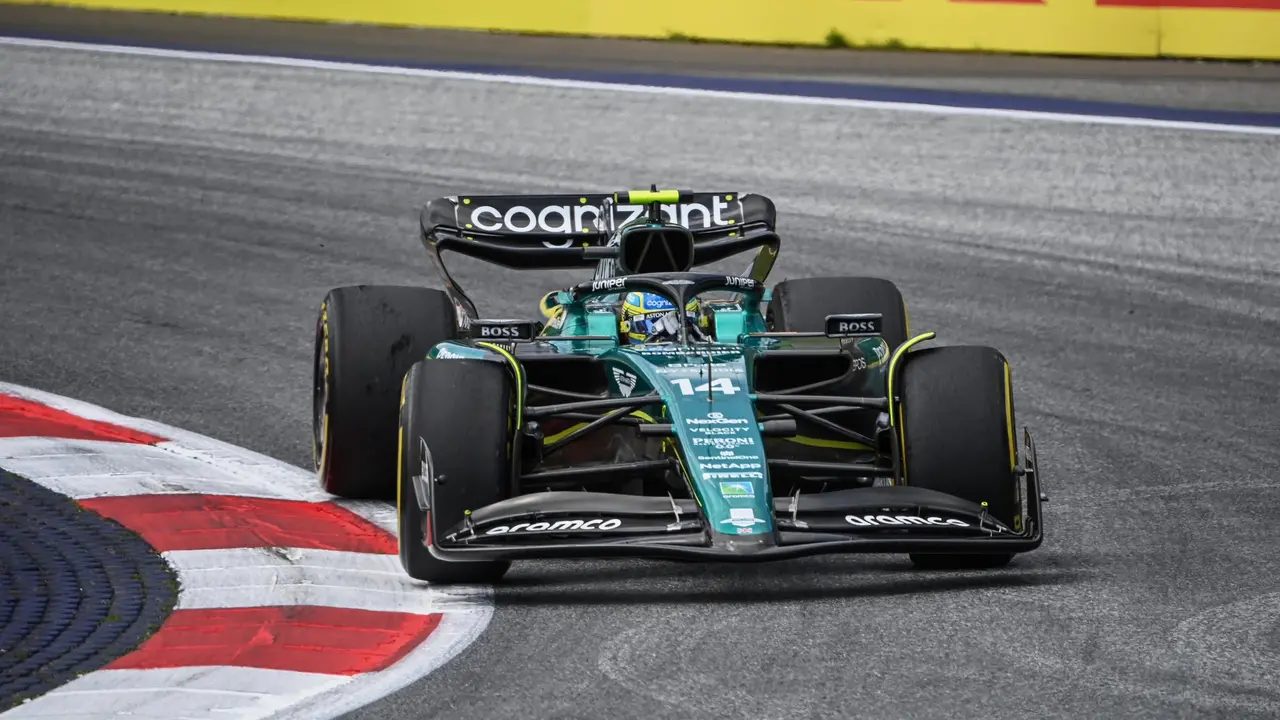 Fernando Alonso a los mandos del AMR23. / @AstonMartinF1