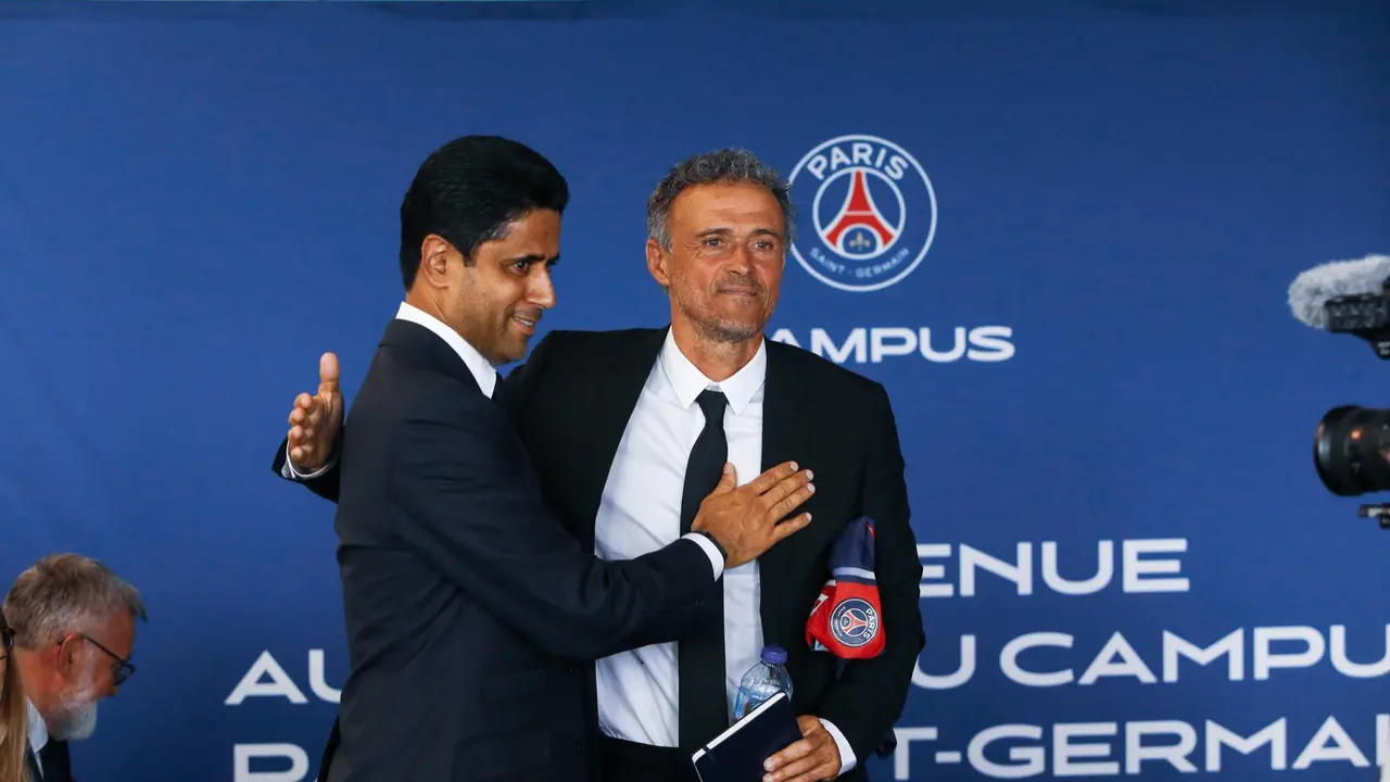 Luis Enrique y Nasser Al-Khelaifi en la presentaci&oacute;n del entrenador. / @PSG_espanol