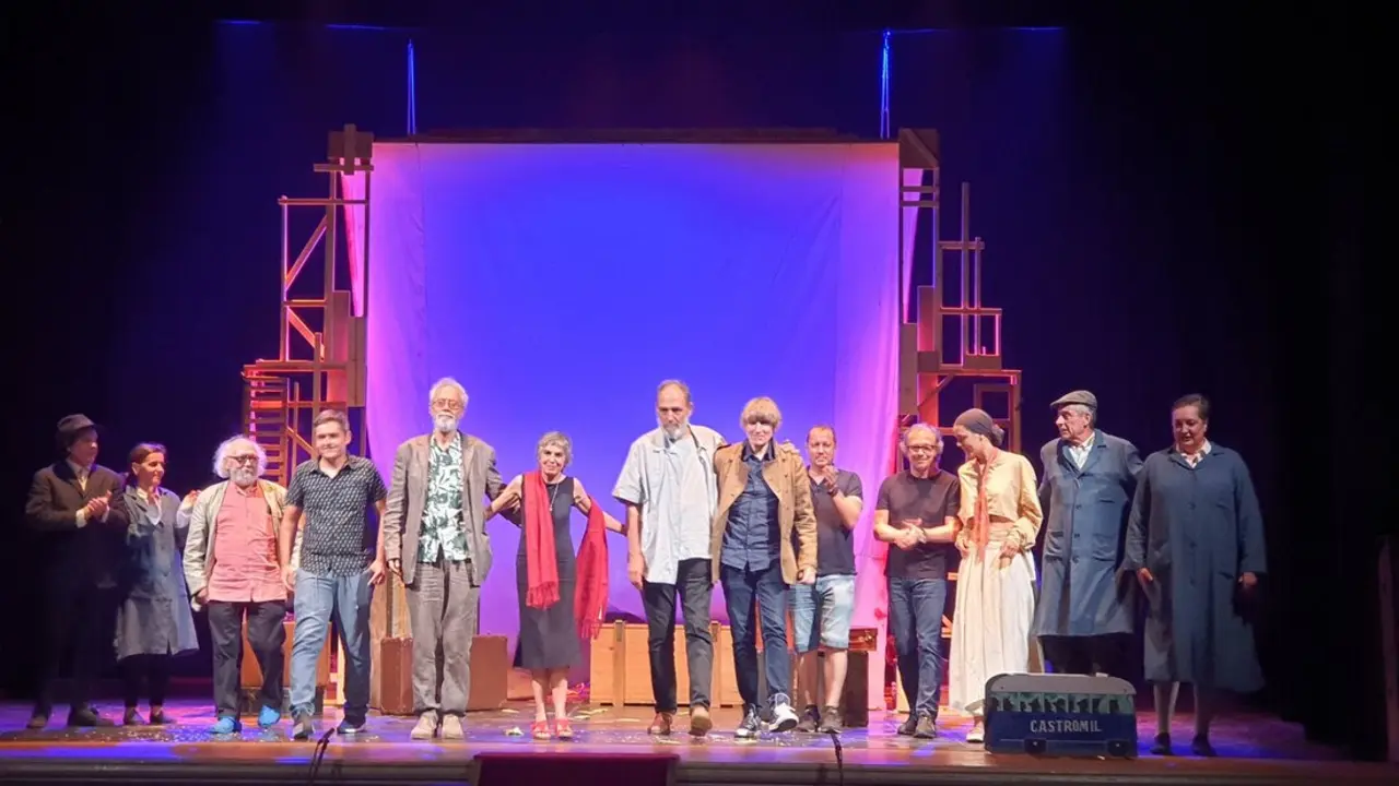 Quico Cadaval con todo su equipo en el Teatro Principal. / Mundiario