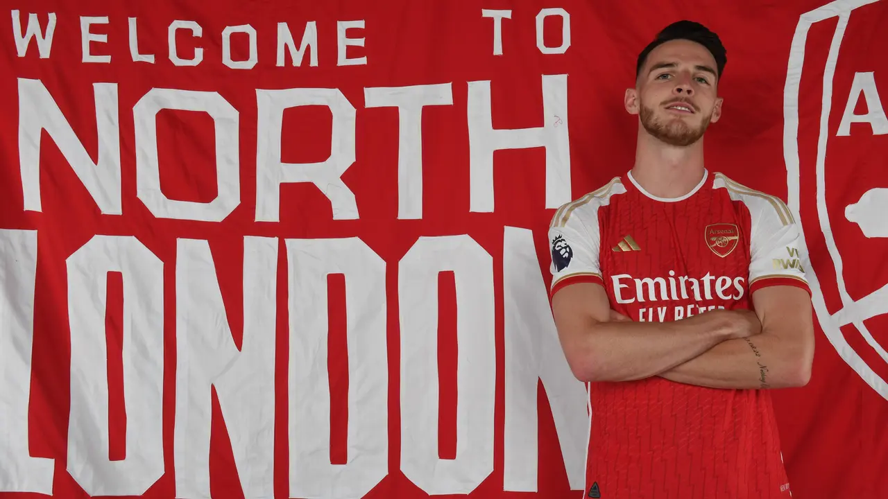 Declan Rice posando con la camiseta del Arsenal. / @Arsenal