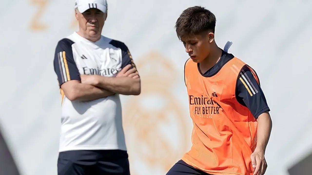Carlo Ancelotti mira a Arda G&uuml;ler durante un entrenamiento. /@10ardaguler