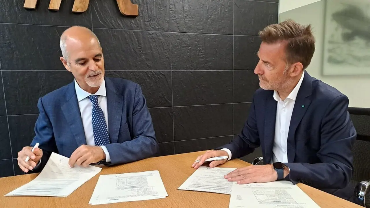 El director gerente de Apromar, Javier Ojeda, y el director de Abanca Mar, Javier Fraga, durante la firma. / Mundiario