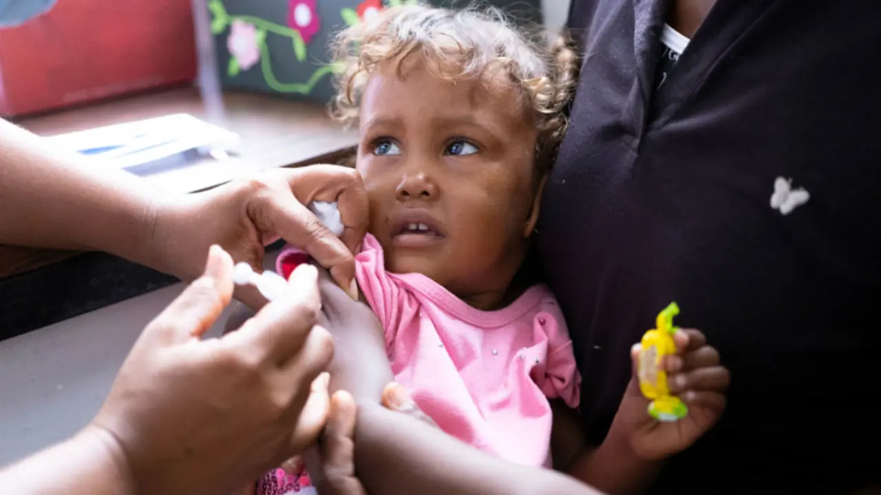 Una ni&ntilde;a recibe una vacuna de la hepatitis B durante una campa&ntilde;a de inmunizaci&oacute;n en Venezuela. / UNICEF Cesar Poveda.