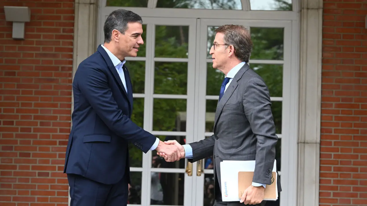 Pedro S&aacute;nchez y Alberto N&uacute;&ntilde;ez Feij&oacute;o, ante la puerta del palacio de la Moncloa. / La Moncloa