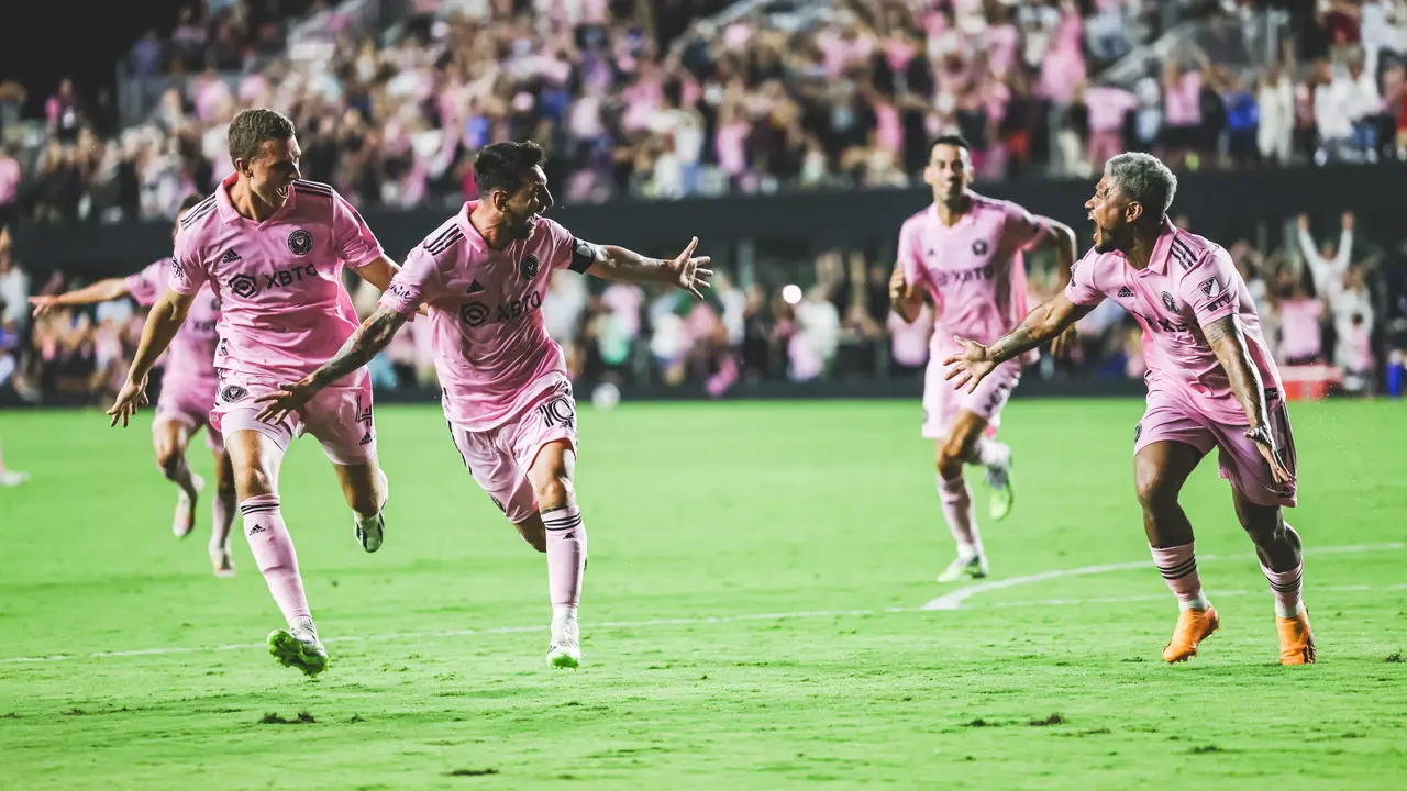 Leo Messi celebrando su gol de falta con el Inter de Miami. / @InterMiamiCF