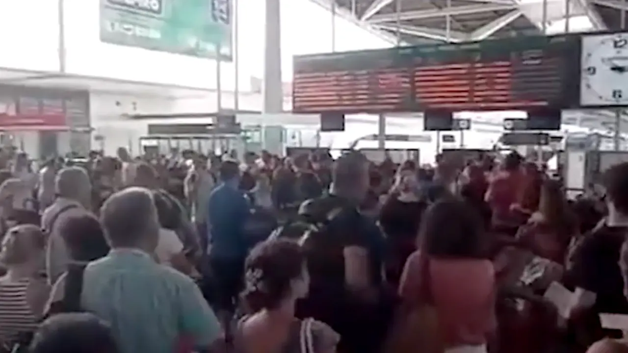 Viajeros en espera en la estaci&oacute;n Joaqu&iacute;n Sorolla de Valencia por la suspensi&oacute;n del tr&aacute;fico ferroviario del AVE. / Mundiario