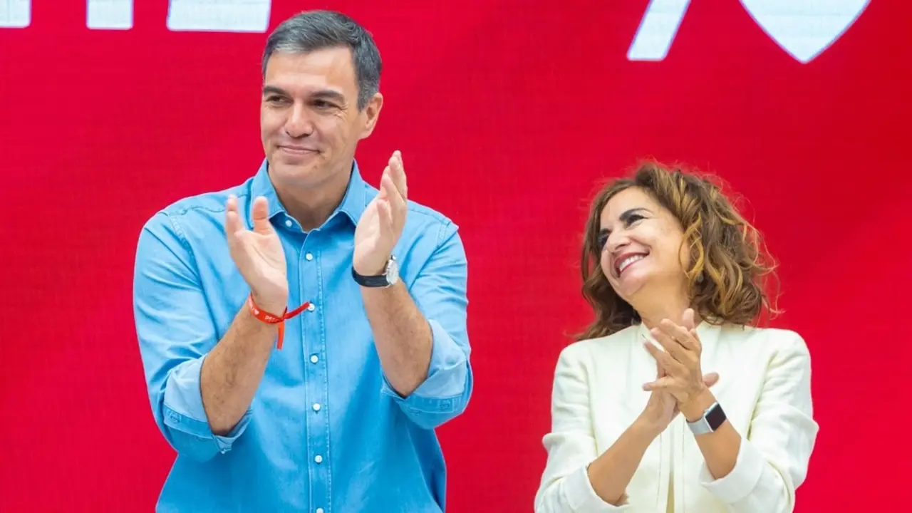 Pedro S&aacute;nchez y Mar&iacute;a Jes&uacute;s Montero, vicepresidenta primera del Gobierno. / Mundiario