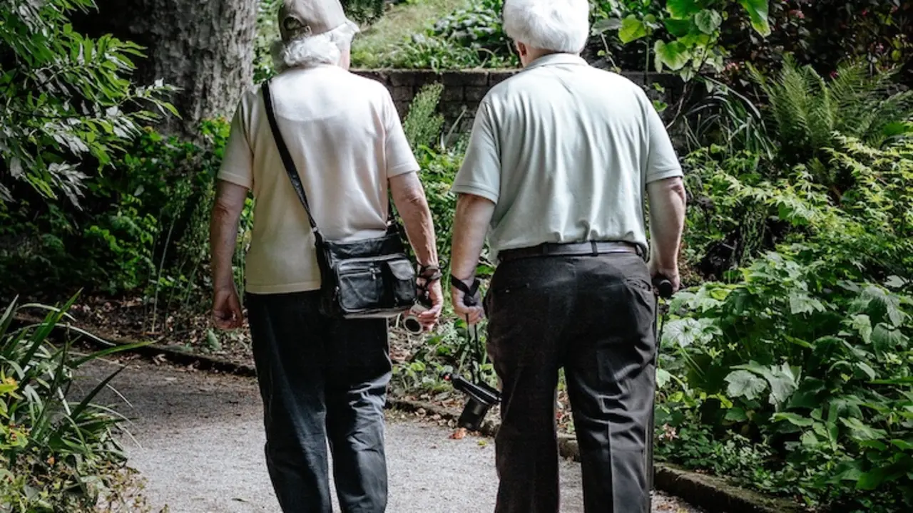 Pareja caminando por un sendero. / Unsplash